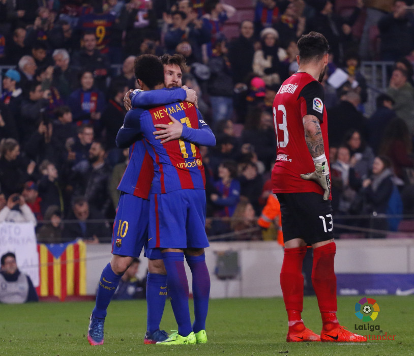 Messi celebra con Neymar el gol de la victoria.