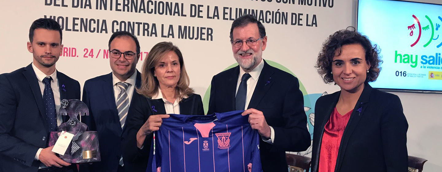 Rajoy y Victoria Pavón con la camiseta del CD Leganés
