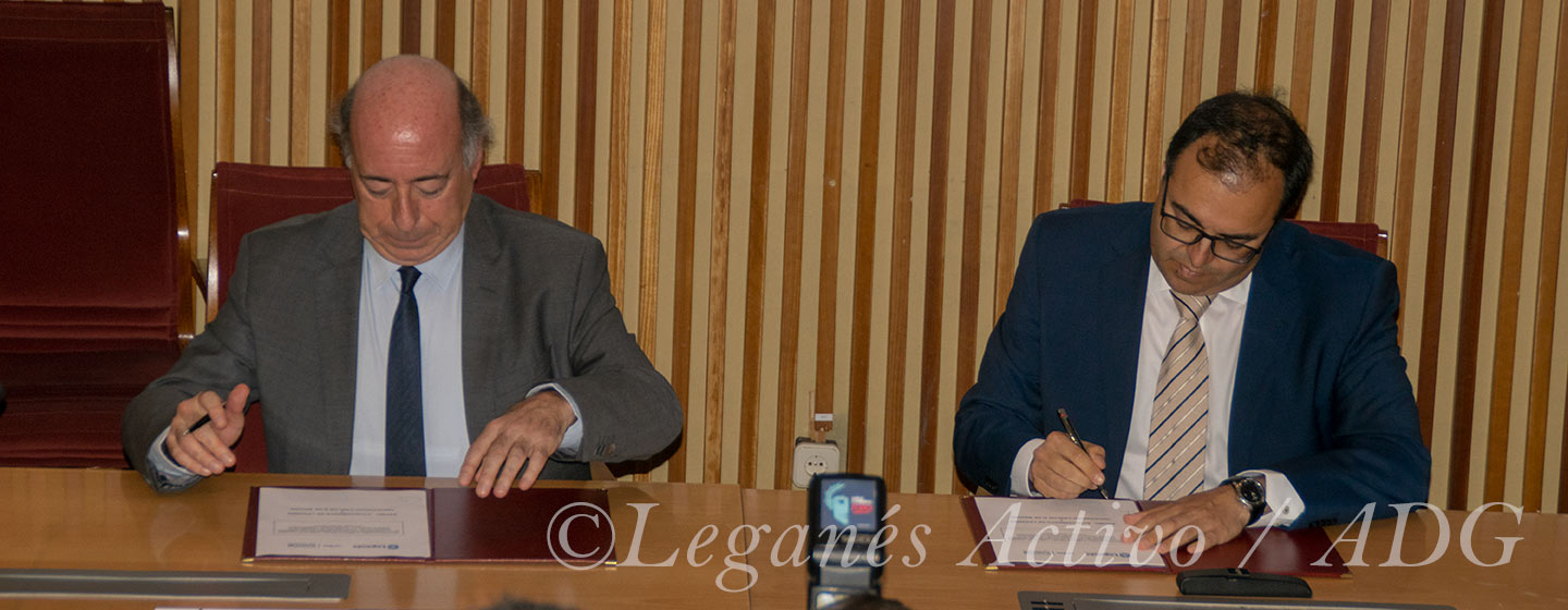 El alcalde de Leganés, Santiago Llorente, y el rector de la Universidad, Carlos Romo