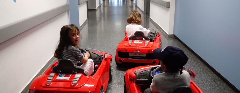 La Comunidad incorpora coches eléctricos para niños en los hospitales para reducir la ansiedad previa a una cirugía