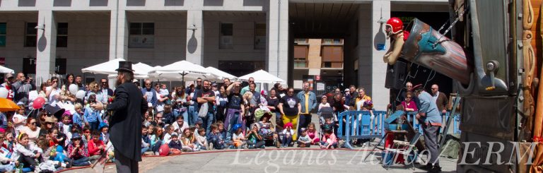 Numerosas familias acuden al teatro al aire libre en Leganés con Plaza Activa
