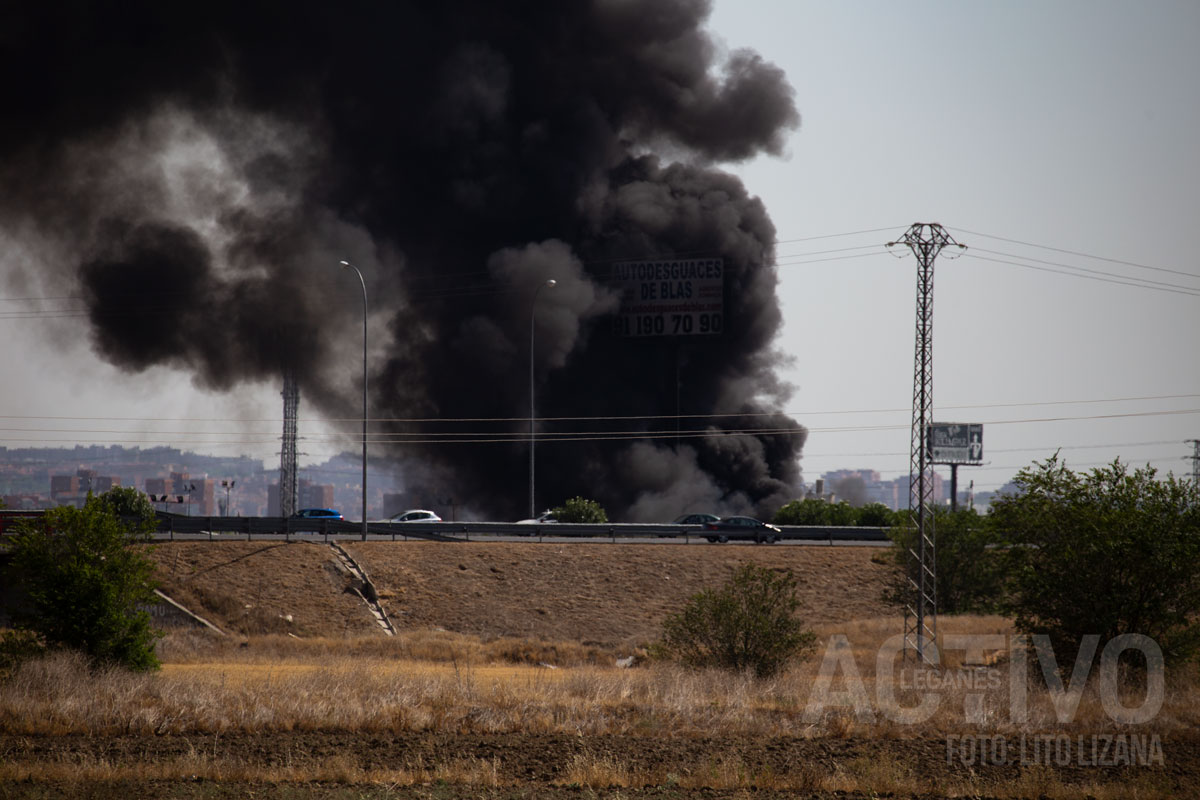 Imagen de la columna de humo desde Leganés Norte. Foto: LitoLizana