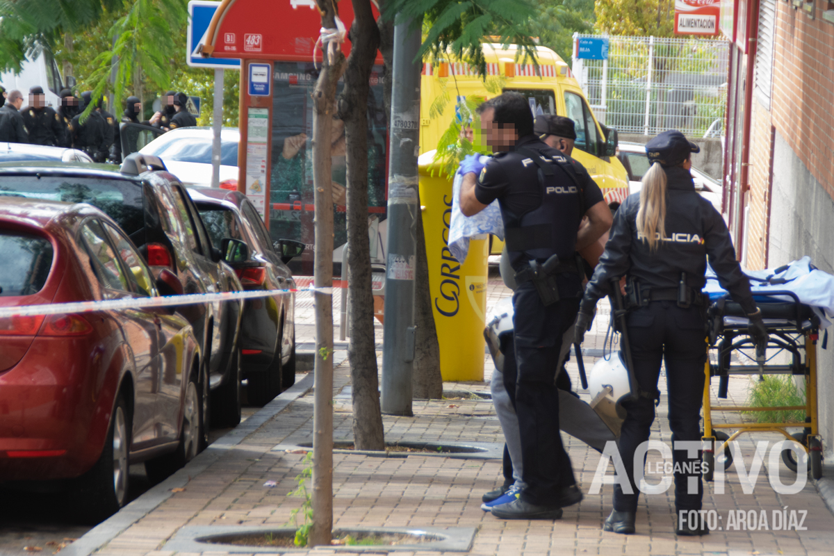 La Policía Nacional se lleva al detenido por secuestro de su ex pareja.