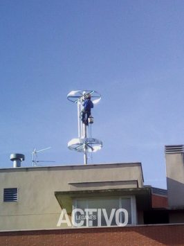 Operario durante la instalación de la antena de telefonía. Foto: Cedida
