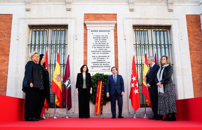 Díaz Ayuso y Martínez-Almeida depositan una corona de laurel en recuerdo a las víctimas del 11m
