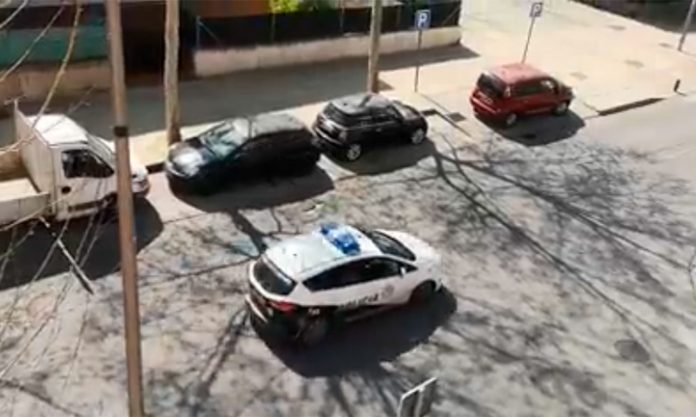 Coche de policía de Leganés patrulla por las calles de La Fortuna