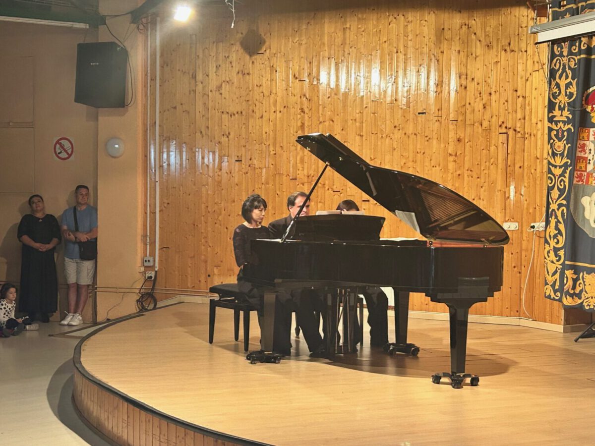 Fan Mo, Marlene Becerra y José Francisco Martínez al piano