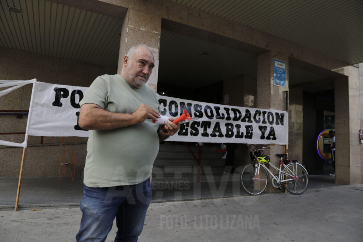Trabajador municipal se prepara para la primera de las protestas en Plaza España. Foto: Lito Lizana