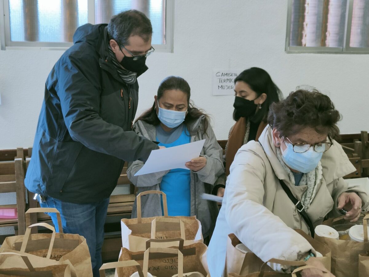 Voluntarios de Cáritas realizan paquetes de ayuda de emergencia