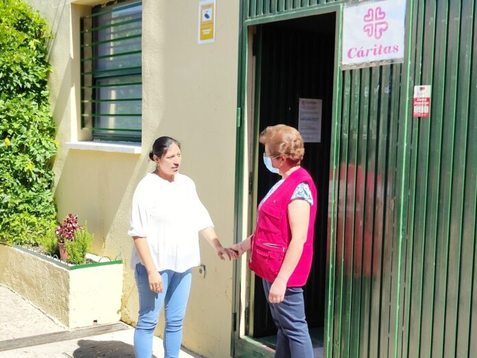 Voluntaria de Cáritas en la puerta de un centro de la Diocesana de Getafe