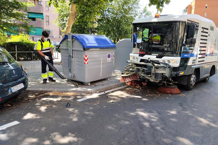 Servicios de limpieza en las calles de Leganés.