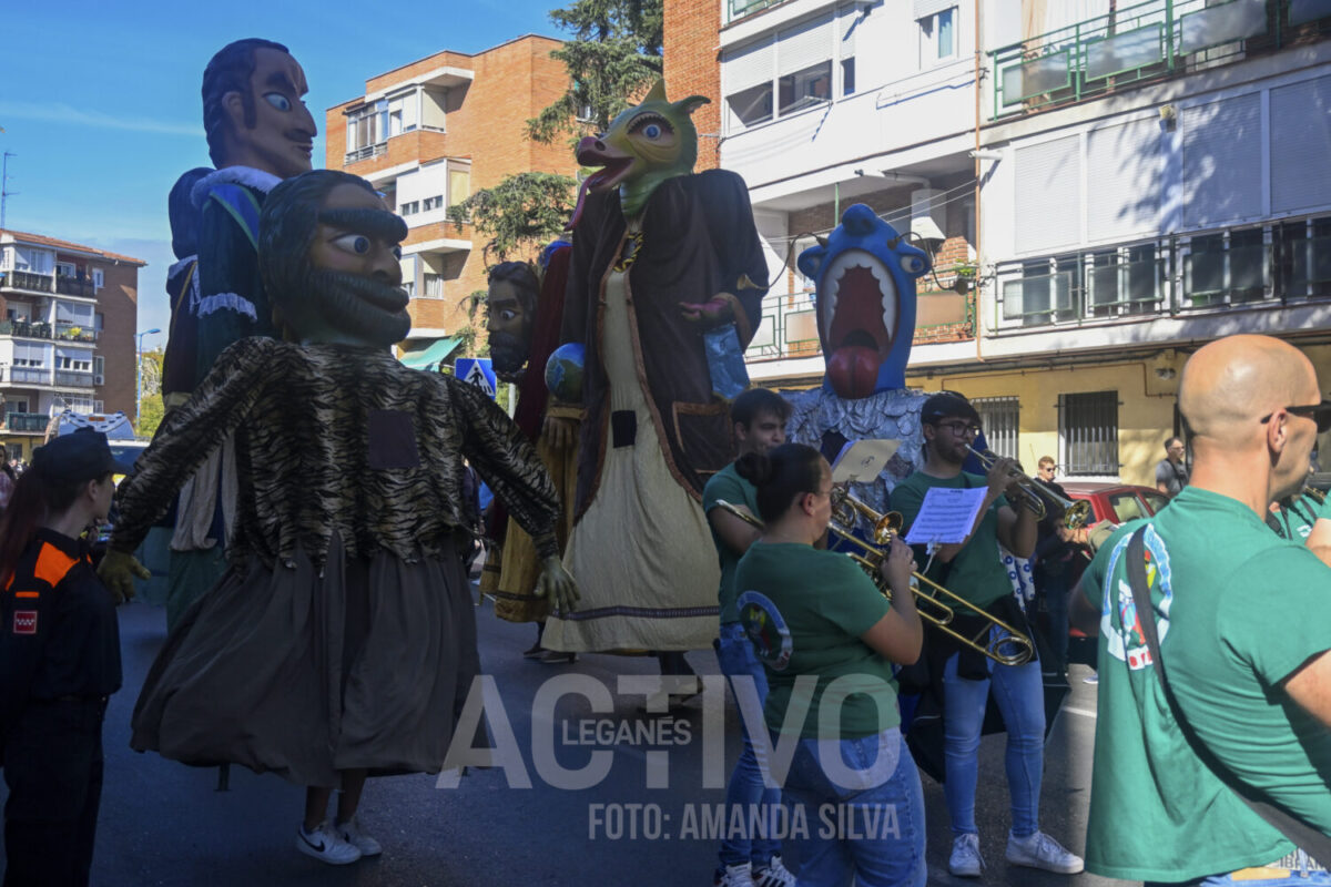 desfile gigantes cabezudos 2024