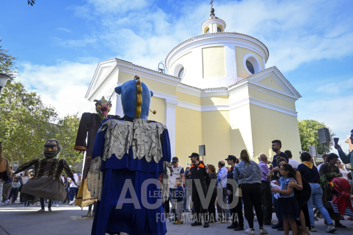 desfile gigantes cabezudos 2024