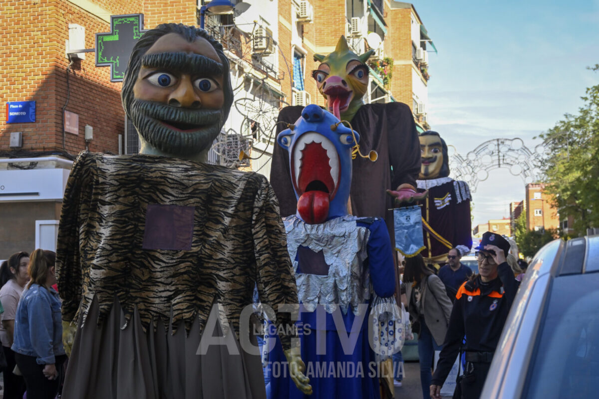 desfile gigantes cabezudos 2024